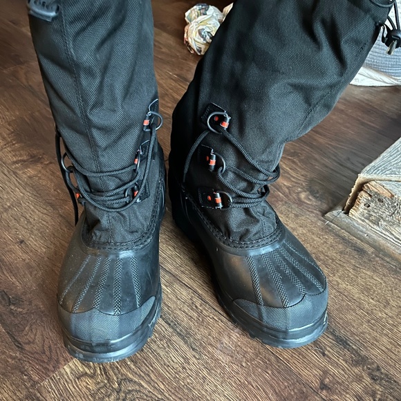 Brand new Sorel Glacier XT snow boots Men’s size 10